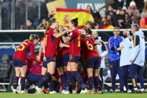 Las jugadoras de la Selección española, celebran delante de la afición el triunfo ante Suecia en la semifinal del Mundial 2023. AARON GILLIONS EFE
